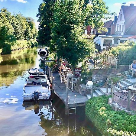 Gaestehaus Kajuete Direkt Am Wasser Friedrichstadt Exterior photo