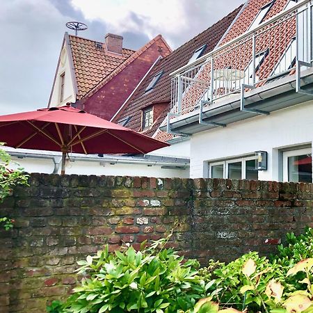 Gaestehaus Kajuete Direkt Am Wasser Friedrichstadt Exterior photo