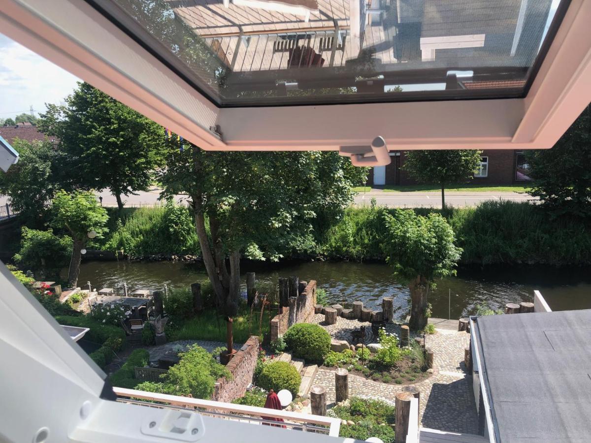 Gaestehaus Kajuete Direkt Am Wasser Friedrichstadt Exterior photo