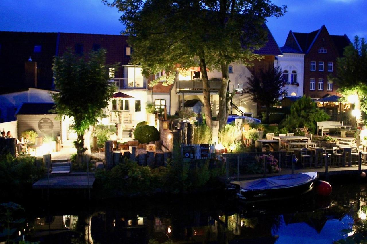 Gaestehaus Kajuete Direkt Am Wasser Friedrichstadt Exterior photo