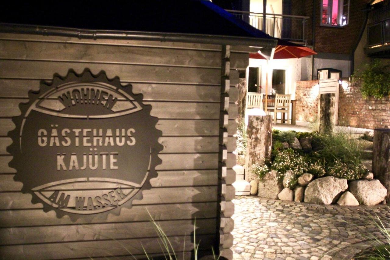 Gaestehaus Kajuete Direkt Am Wasser Friedrichstadt Exterior photo