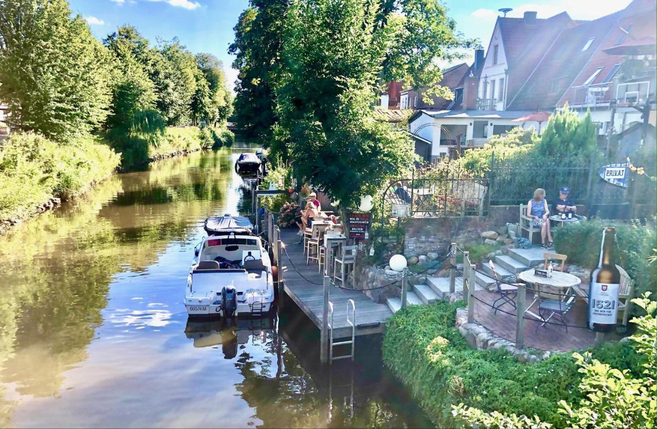 Gaestehaus Kajuete Direkt Am Wasser Friedrichstadt Exterior photo