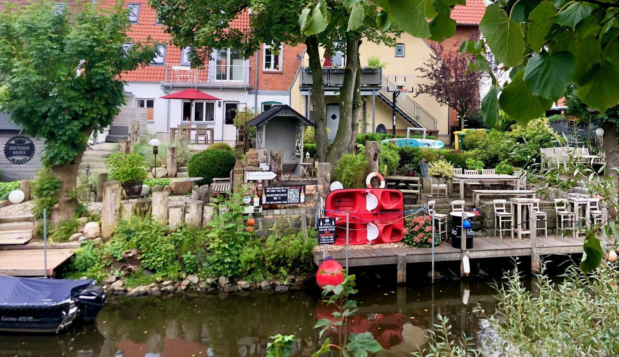 Gaestehaus Kajuete Direkt Am Wasser Friedrichstadt Exterior photo