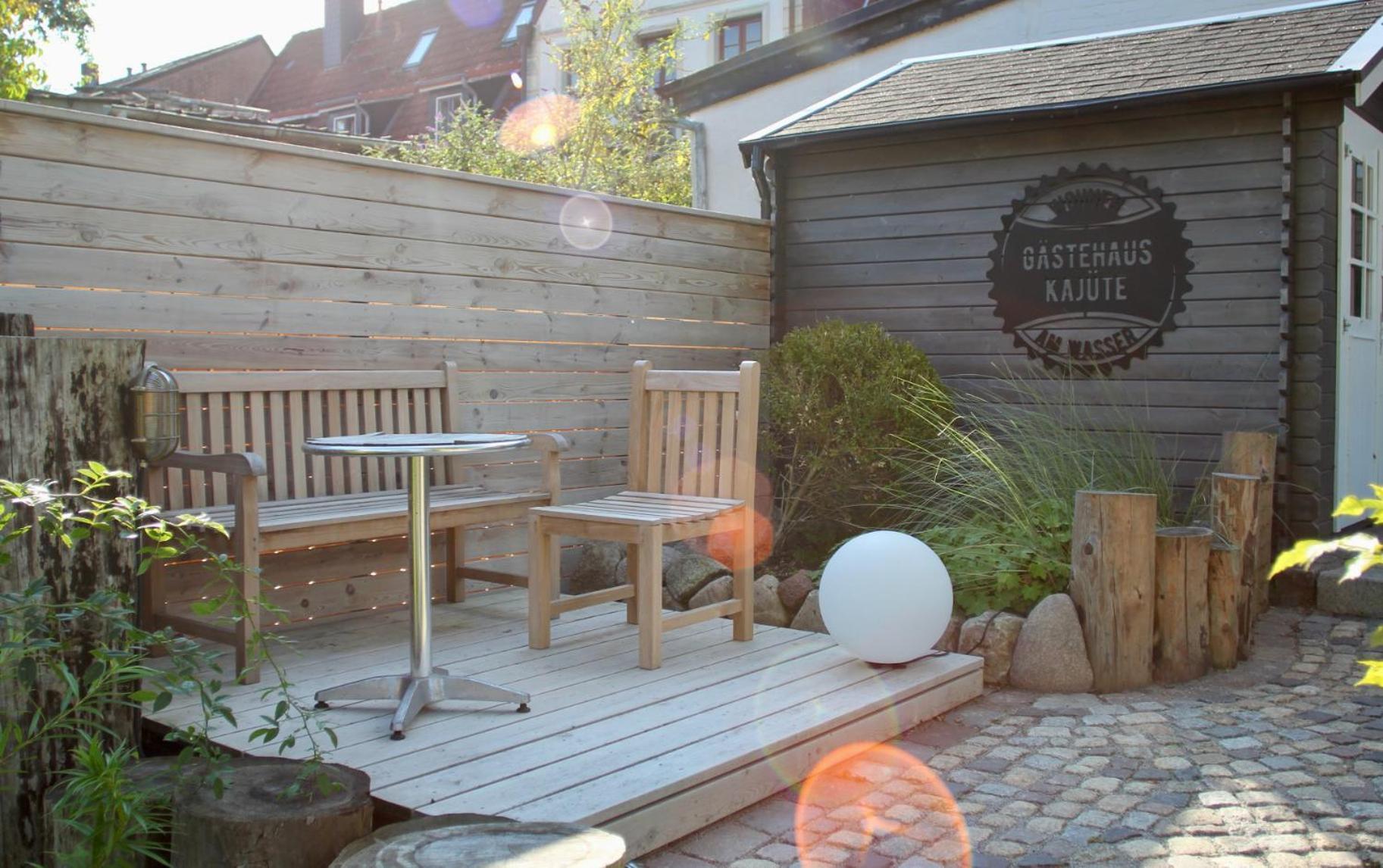 Gaestehaus Kajuete Direkt Am Wasser Friedrichstadt Exterior photo