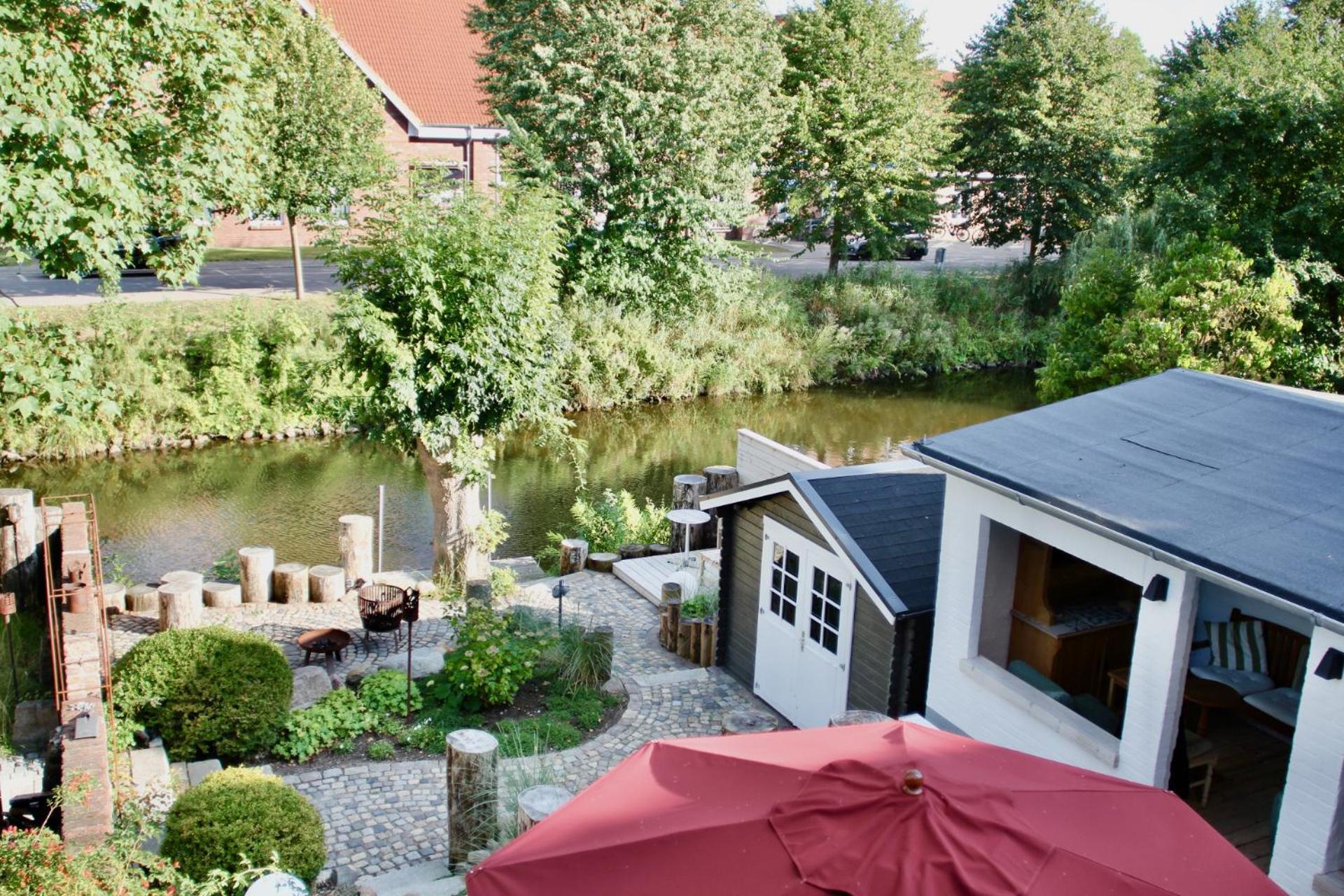 Gaestehaus Kajuete Direkt Am Wasser Friedrichstadt Exterior photo